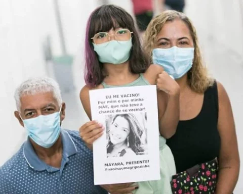 Helena, 8 anos, recebeu o imunizante nesta quarta. Ela levou uma foto da mãe, vítima da Covid em outubro do ano passado. Foto: Rafaela Felicciano/Metrópoles