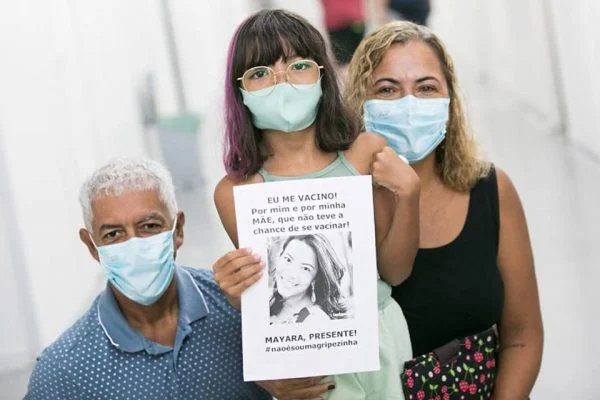 Helena, 8 anos, recebeu o imunizante nesta quarta. Ela levou uma foto da mãe, vítima da Covid em outubro do ano passado. Foto: Rafaela Felicciano/Metrópoles