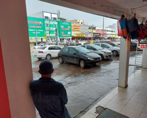 Uma grande quantidade de nuvens se forma sobre o país. Em algumas áreas isoladas devem ter chuvas de raios. Fotos: Vítor Mendonça/Jornal de Brasília