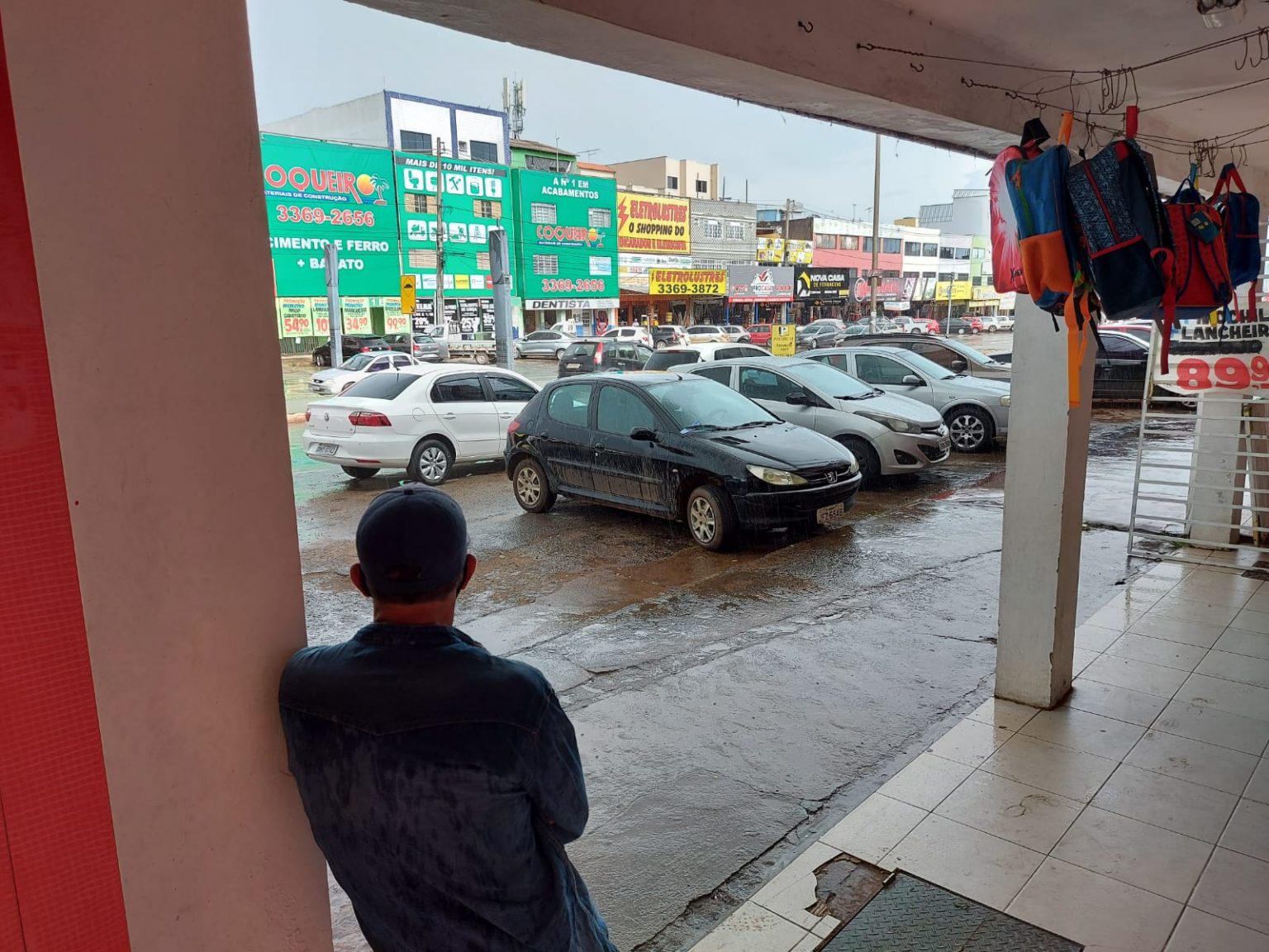 Uma grande quantidade de nuvens se forma sobre o país. Em algumas áreas isoladas devem ter chuvas de raios. Fotos: Vítor Mendonça/Jornal de Brasília