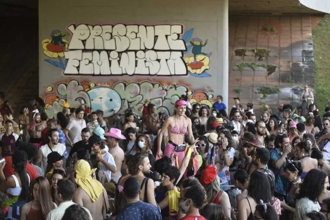 Mais de 500 pessoas se reuniram no Buraco do Tatue em bloco de rua, mesmo com as regras impostas. Foto: Minervino Júnior/CB/D.A.Press