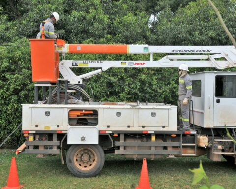 Poda de árvore e substituição de rede convencional provocam suspensão no fornecimento de energia em Samambaia e Sobradinho. Foto: Divulgação