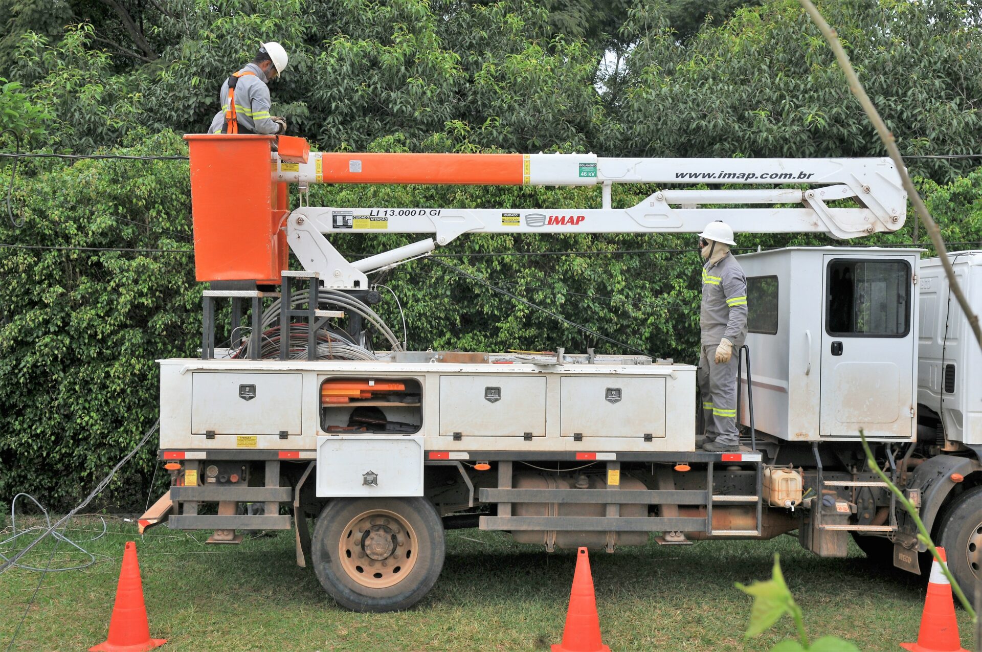 Poda de árvore e substituição de rede convencional provocam suspensão no fornecimento de energia em Samambaia e Sobradinho. Foto: Divulgação