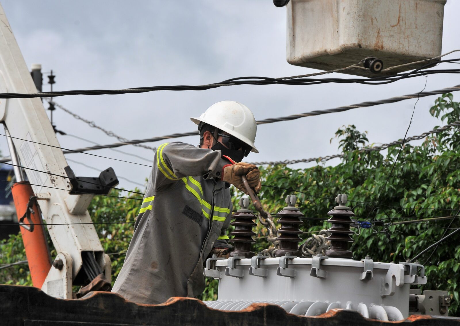 Desligamento programado de energia será para podas de árvores e substituições de cruzetas e de poste. Foto: Divulgação