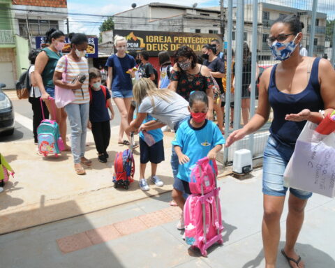 Com participação 100% presencial e o desafio de recuperar a defasagem, comunidade volta às aulas nas escolas públicas. Foto: Lúcio Bernardo Jr/Agência Brasília.