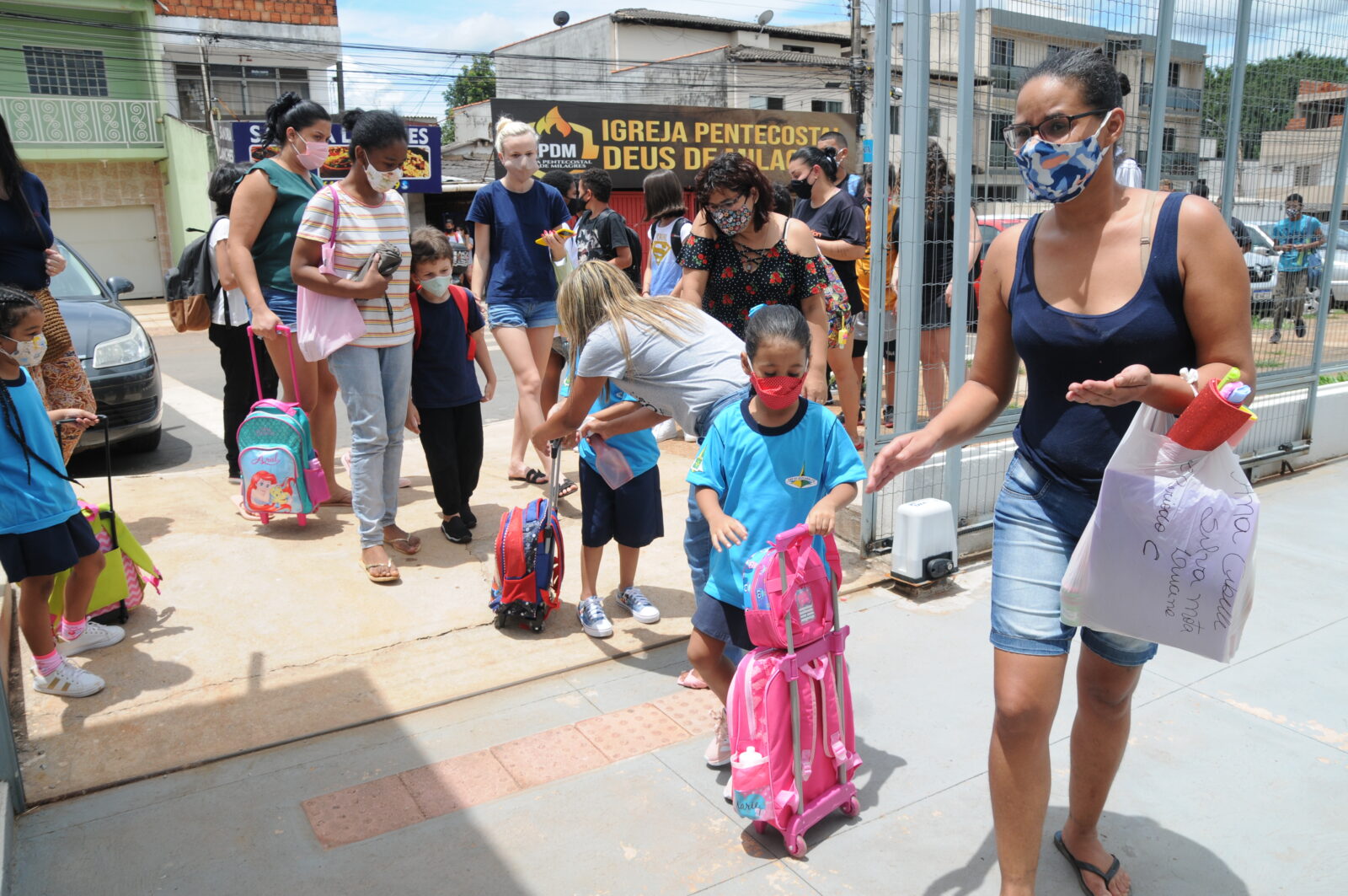 Com participação 100% presencial e o desafio de recuperar a defasagem, comunidade volta às aulas nas escolas públicas. Foto: Lúcio Bernardo Jr/Agência Brasília.