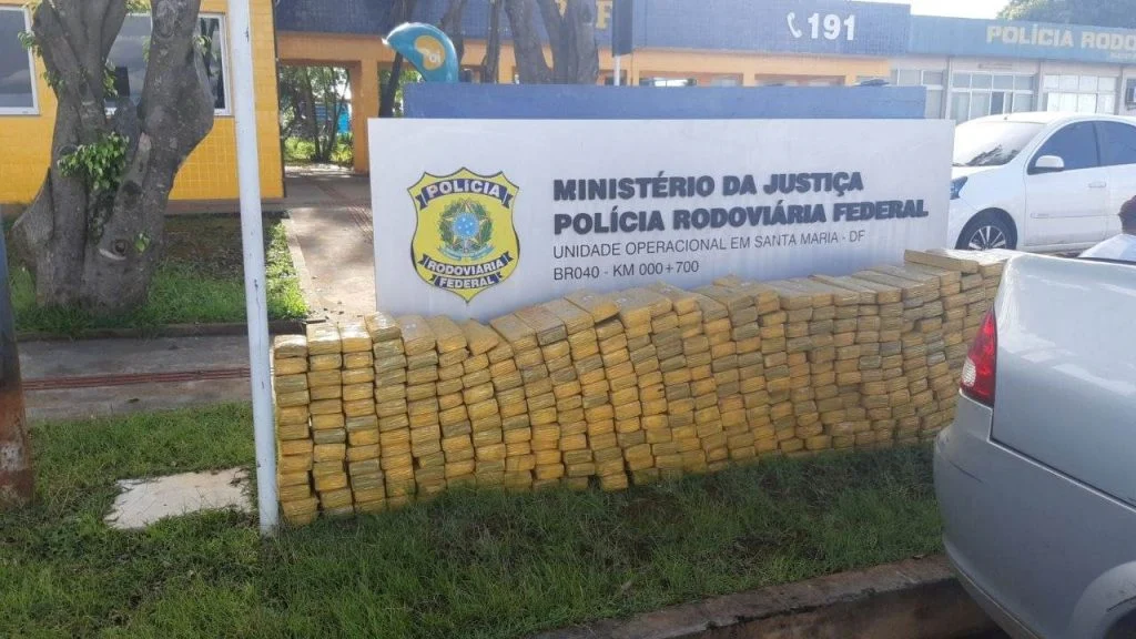 PRF apreendeu o motorista paraguaio na tarde desta terça-feira (15/2), em Santa Maria, na BR-040. Foto: Divulgação/PRF