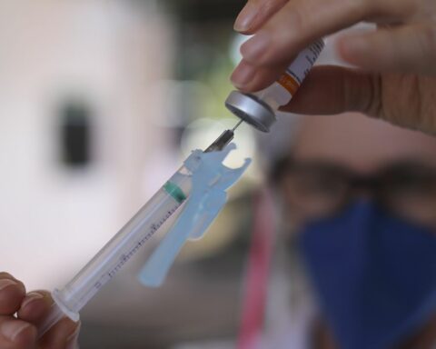 Nas últimas 24 horas foram 5.412 vacinados da primeira dose e 1.781 da segunda dose. Foto: Agência Brasil