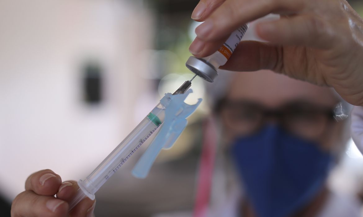 Nas últimas 24 horas foram 5.412 vacinados da primeira dose e 1.781 da segunda dose. Foto: Agência Brasil