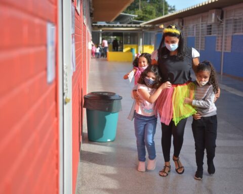 Somente estudantes com comorbidades comprovadas por meio de laudo médico poderão continuar a acompanhar as aulas de casa. Foto: Vítor Mendonça