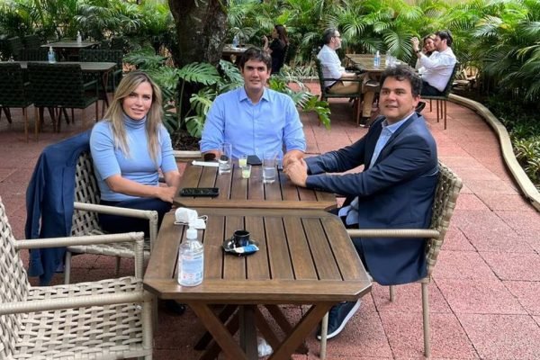 Comandantes de partidos que integram a base do governador Ibaneis Rocha (MDB) estiveram reunidos em almoço. Foto: Reprodução / Instagram