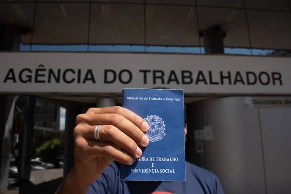 Nove vagas são exclusivas para pessoas com deficiência. Os salários podem chegar a R$ 2,5 mil, mais benefícios. Foto: Hugo Barreto/Metrópoles