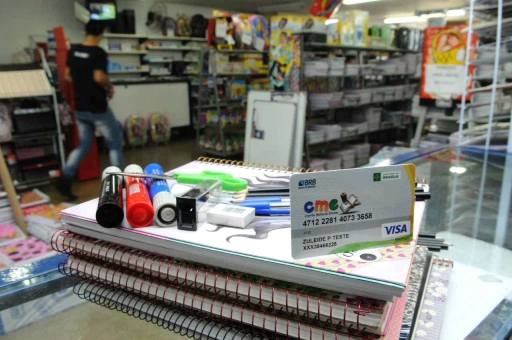 Material Escolar: Novos beneficiários que não têm cartão já podem conferir o dia de buscar o documento. Foto: Gabriel Jabur/Agência Brasília