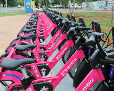 A segunda cidade com a maior extensão de faixas para ciclistas no Brasil vai ganhar mais 105 km de ciclovias. Foto: Paulo H. Carvalho/ Agência Brasília