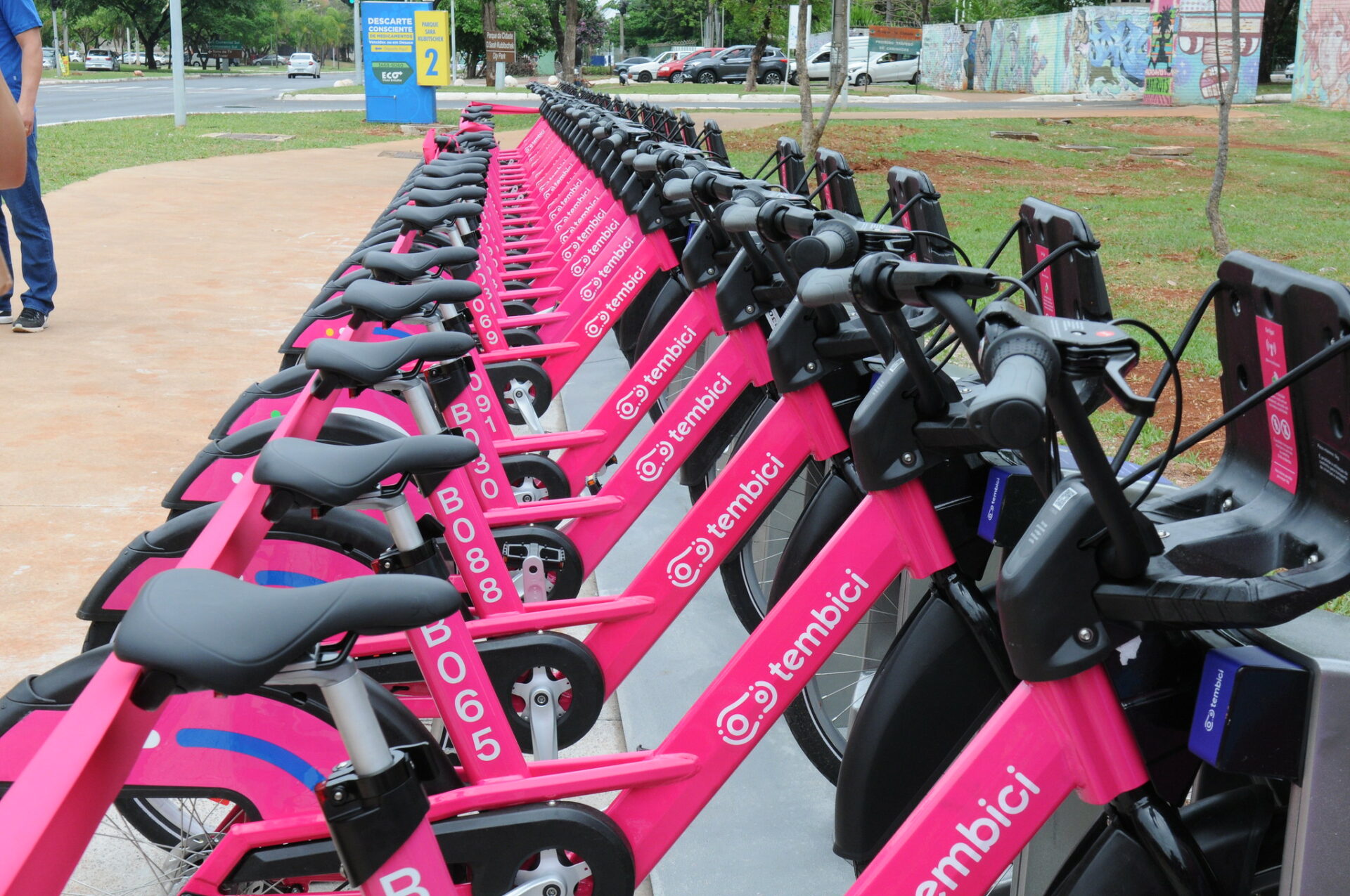 A segunda cidade com a maior extensão de faixas para ciclistas no Brasil vai ganhar mais 105 km de ciclovias. Foto: Paulo H. Carvalho/ Agência Brasília