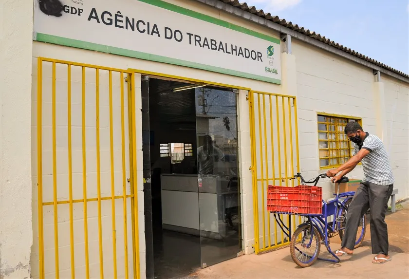 Vagas: Salários chegam a R$ 3,5 mil. Interessados podem se inscrever presencialmente ou pelo aplicativo Sine Fácil. Foto: Lúcio Bernardo Jr / Agência Brasília