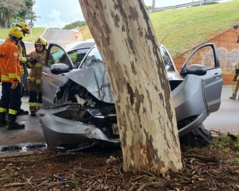 O homem havia cochilado brevemente e perdido o controle do carro. Foto: Reprodução