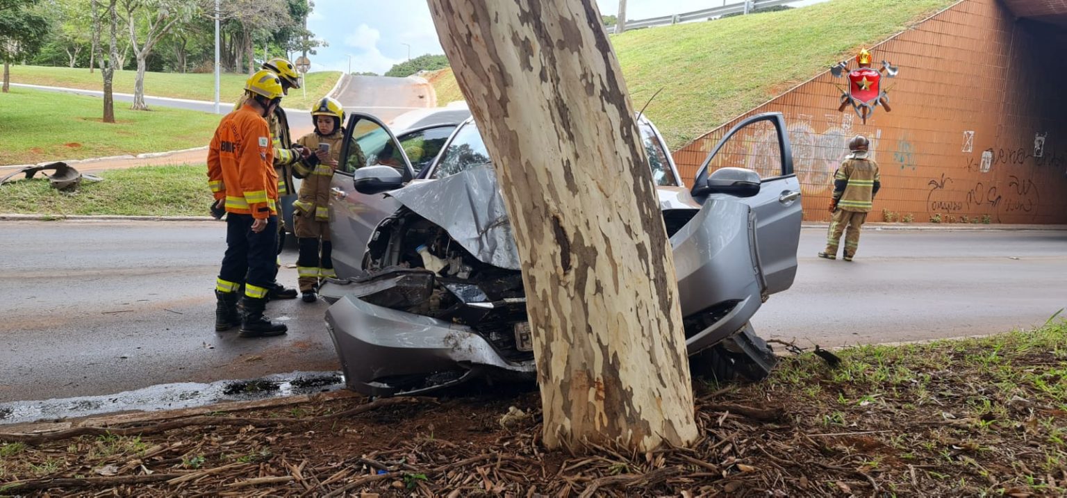 O homem havia cochilado brevemente e perdido o controle do carro. Foto: Reprodução