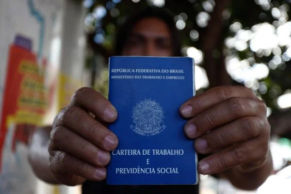 São duas vagas com salário de R$ 5 mil; outras 125 chances de entrar no mercado de trabalho são oferecidas. Foto: Vinícius Schmidt/Metrópoles