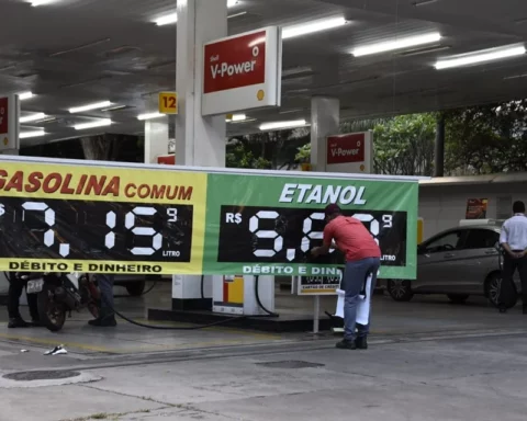 Gasolina: Apesar do reajuste anunciado pela Petrobras só começar a valer nesta sexta, vários postos já aumentaram valores. Foto: Matheus Veloso/Especial Metrópoles