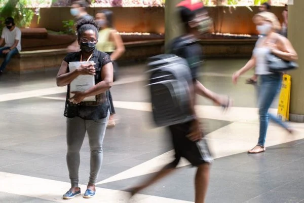 Pessoas em situação de vulnerabilidade social aguardam há mais de um ano para saber se têm direitos a auxílios. Foto: Hugo Barreto/Metrópoles