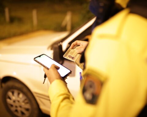 Fiscalização de trânsito: Durante blitz, em Ceilândia, agentes de trânsito do Detran-DF recuperaram um veículo roubado. Foto: Divulgação/Detran