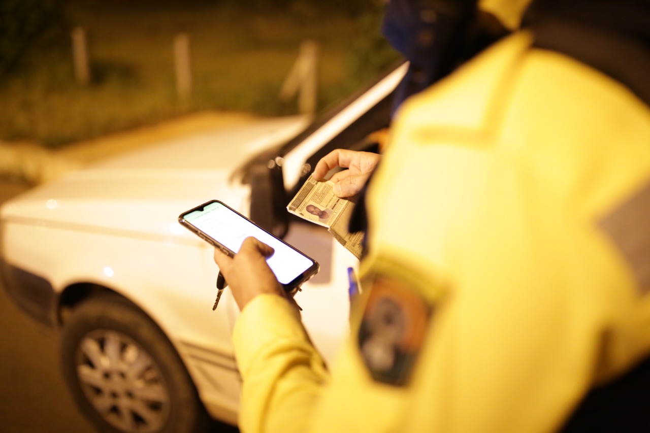 Fiscalização de trânsito: Durante blitz, em Ceilândia, agentes de trânsito do Detran-DF recuperaram um veículo roubado. Foto: Divulgação/Detran