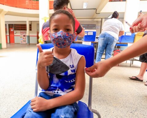 Vacina: Público-alvo serão as crianças de 5 a 11 anos, mas ação será aberta aos demais estudantes e à comunidade. Foto: Álvaro Henrique/SEE