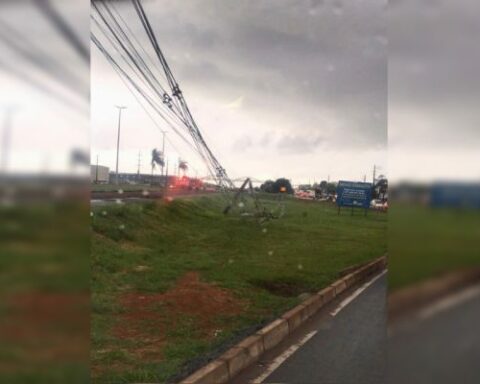 Postes: Clientes afetados devem ter energia reestabelecida em breve. Ainda não se sabe a dinâmica do acidente. Foto: Reprodução/redes sociais