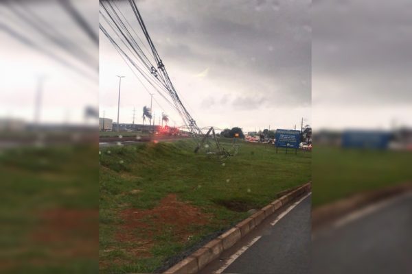 Postes: Clientes afetados devem ter energia reestabelecida em breve. Ainda não se sabe a dinâmica do acidente. Foto: Reprodução/redes sociais