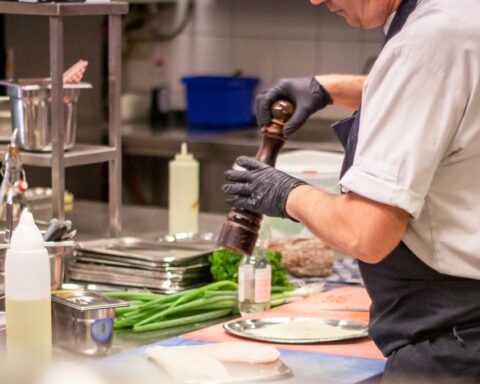 Vagas: Cozinheiros, garçons e confeiteiros são alguns dos profissionais procurados. Salários podem chegar a R$ 2 mil. Foto: Reprodução