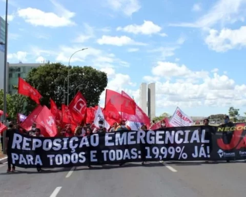 Reajuste: Como Orçamento só dispõe de R$ 1,7 bilhão para aumentos de salários, governo terá que cortar despesas. Foto: Lúcio Bernardo Jr / Agência Brasília