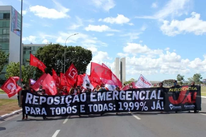 Reajuste: Como Orçamento só dispõe de R$ 1,7 bilhão para aumentos de salários, governo terá que cortar despesas. Foto: Lúcio Bernardo Jr / Agência Brasília