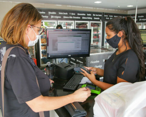 Entre as vagas ofertadas nas agências do trabalhador, operador de caixa é o que tem maior quantidade de chances. Foto: Tony Oliveira