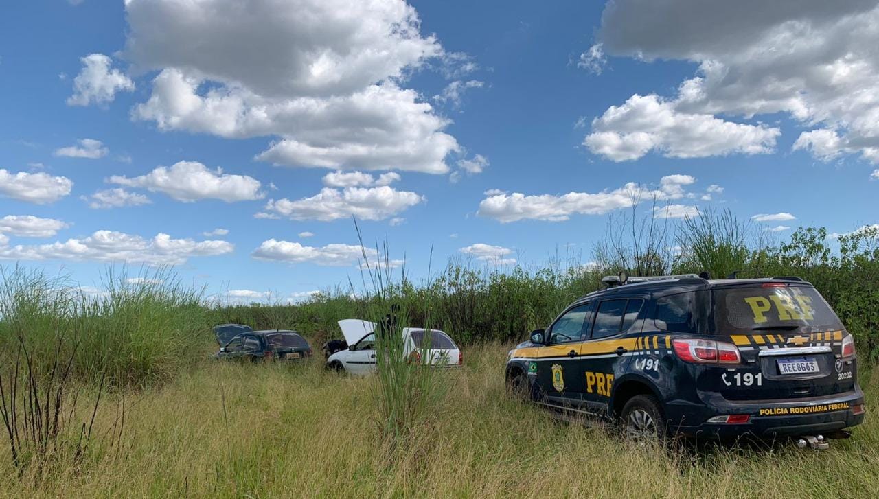 PRF: Os policiais deslocaram para o local e encontraram dois veículos do modelo GM Corsa sem as rodas. Foto: Divulgação/PRF