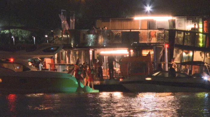 Barco com influencers encalha durante festa e bombeiros resgatam 100 pessoas no Lago Paranoá, no DF. Foto: TV Globo/Reprodução