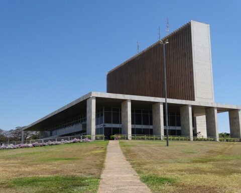 Estátuas presenteadas por governos estrangeiros, flores e muito verde enfeitam o Palácio do Buriti, inaugurado em 1969. Foto: OPY Imagens