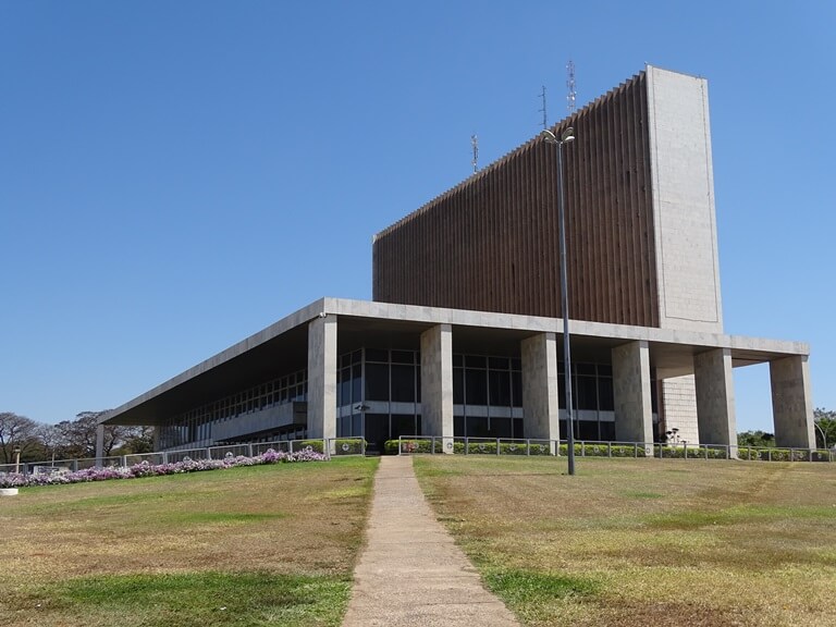 Estátuas presenteadas por governos estrangeiros, flores e muito verde enfeitam o Palácio do Buriti, inaugurado em 1969. Foto: OPY Imagens