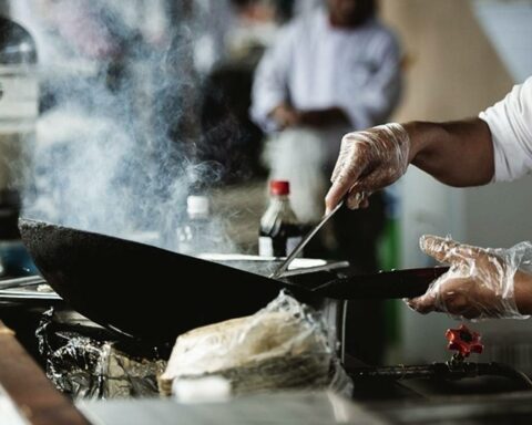 Setor de gastronomia se destaca com 60 oportunidades. Há vagas também para outras áreas, como funileiro de automóvel e carpinteiro. Foto: Divulgação