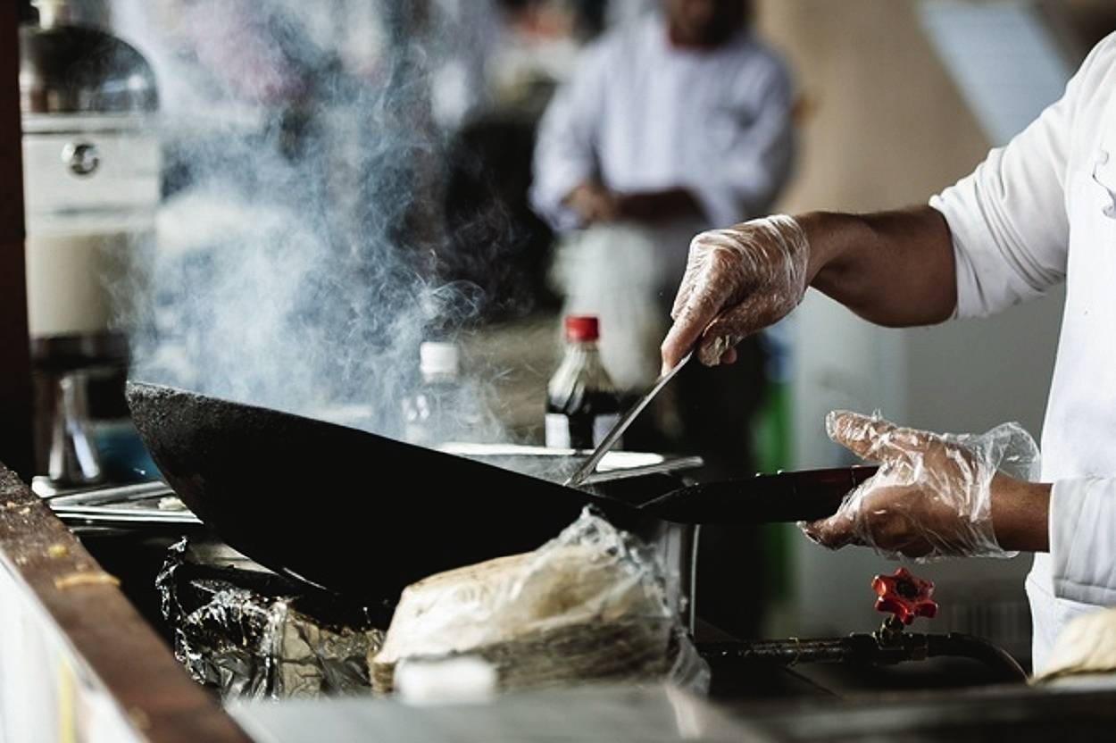 Setor de gastronomia se destaca com 60 oportunidades. Há vagas também para outras áreas, como funileiro de automóvel e carpinteiro. Foto: Divulgação