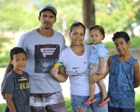 Famílias recebem cartões do Aluguel Social em eventos promovidos pela Agehab. Foto: Octacílio Queiroz