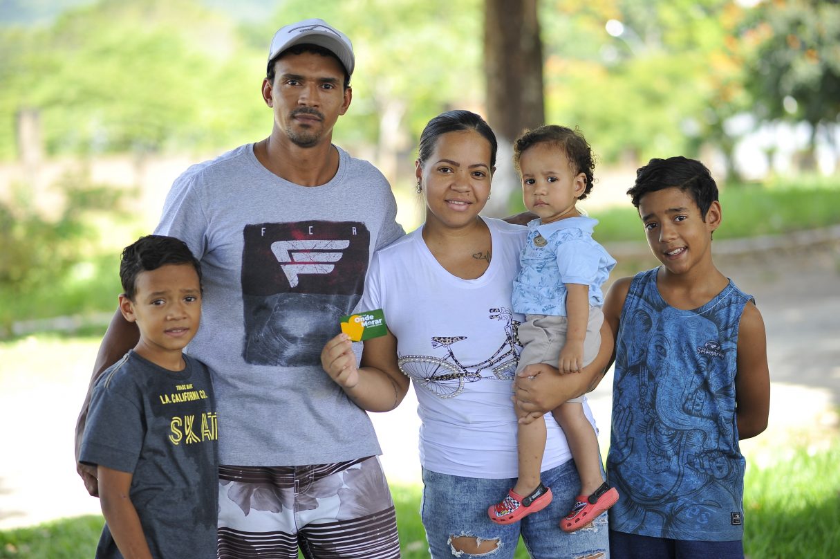 Famílias recebem cartões do Aluguel Social em eventos promovidos pela Agehab. Foto: Octacílio Queiroz