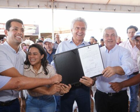 Governador Ronaldo Caiado assina ordem de serviço para obras de pavimentação de 23,6 quilômetros da GO-221, em Doverlândia. Fotos: Hegon Corrêa