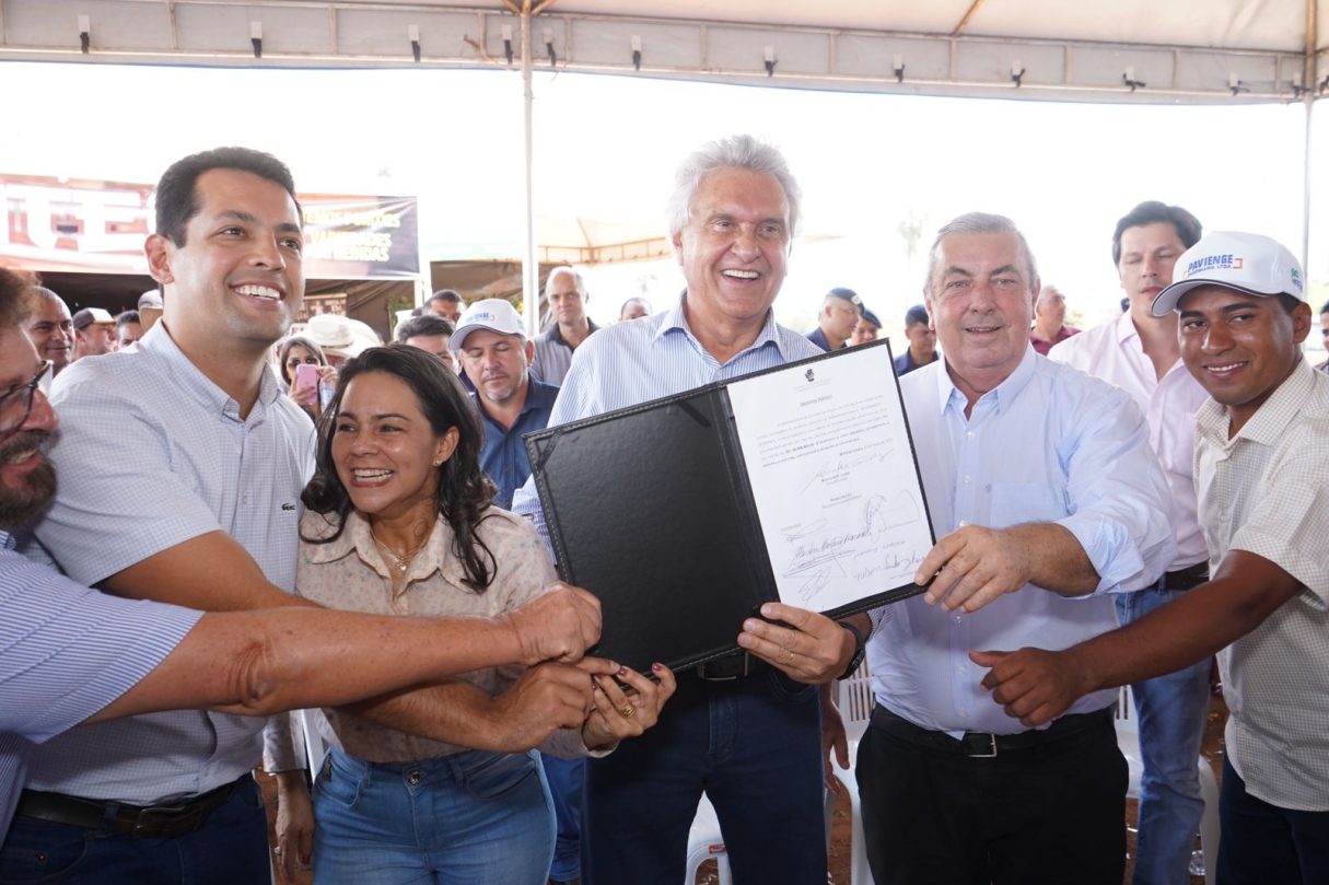 Governador Ronaldo Caiado assina ordem de serviço para obras de pavimentação de 23,6 quilômetros da GO-221, em Doverlândia. Fotos: Hegon Corrêa