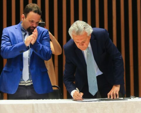 Governador Ronaldo Caiado assina autorização para reajuste de hora extra de servidores da segurança pública. Fotos: Wesley Costa.