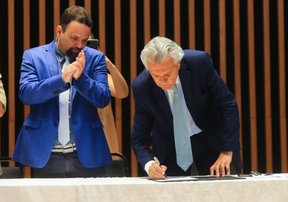 Governador Ronaldo Caiado assina autorização para reajuste de hora extra de servidores da segurança pública. Fotos: Wesley Costa.