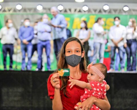 Goiás Social: Entrega de cartões do programa Mães de Goiás será um dos serviços oferecidos. Foto: Arquivo/Secom