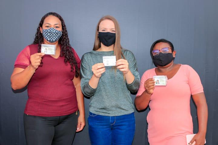 Contempladas Carolyne Lima, Nair Barbosa e Maria Divina, que receberam CNH Social durante o Mutirão Governo de Goiás. Foto: Detran-GO