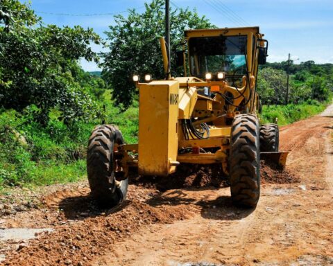 Goinfra: Programa Patrulhas Mecânicas Regionais conta com 8 equipes, cada uma com 14 máquinas, operários, combustível e transporte. Foto: Goinfra/Divulgação