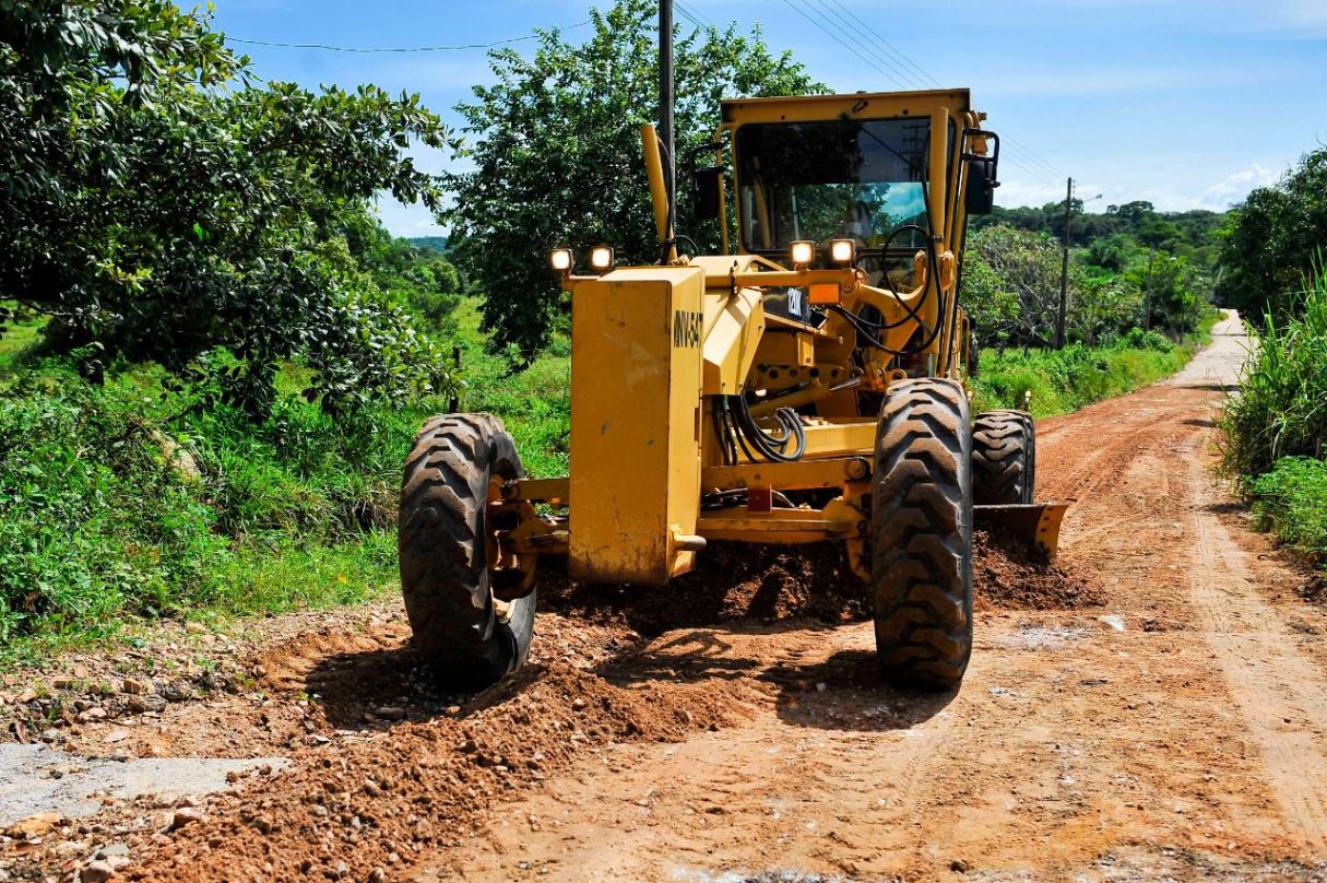 Goinfra: Programa Patrulhas Mecânicas Regionais conta com 8 equipes, cada uma com 14 máquinas, operários, combustível e transporte. Foto: Goinfra/Divulgação